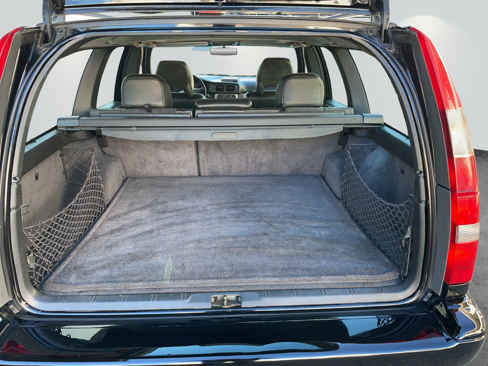 VOLVO V70 R AWD-image-8