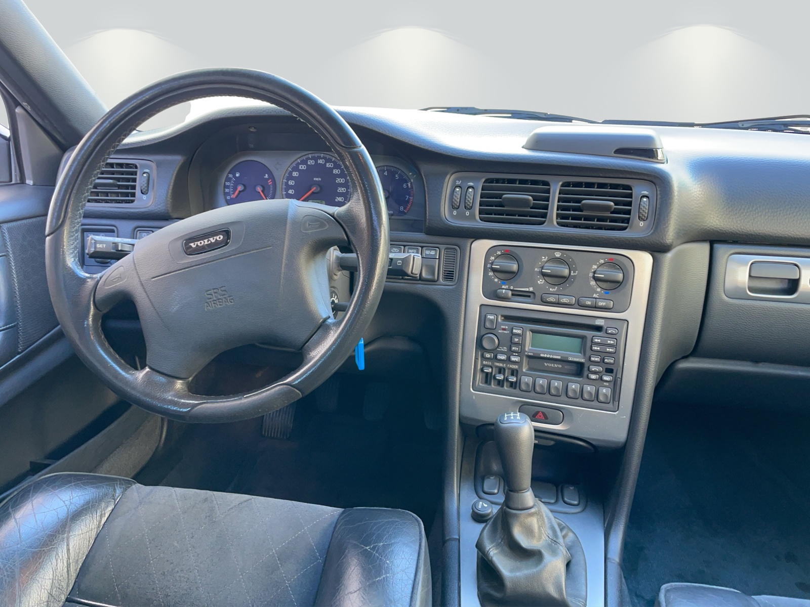 VOLVO V70 R AWD-image-4