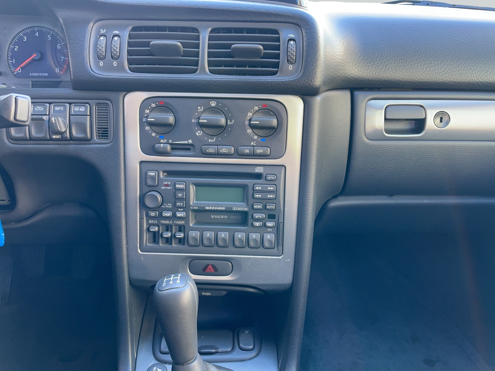 VOLVO V70 R AWD-image-5