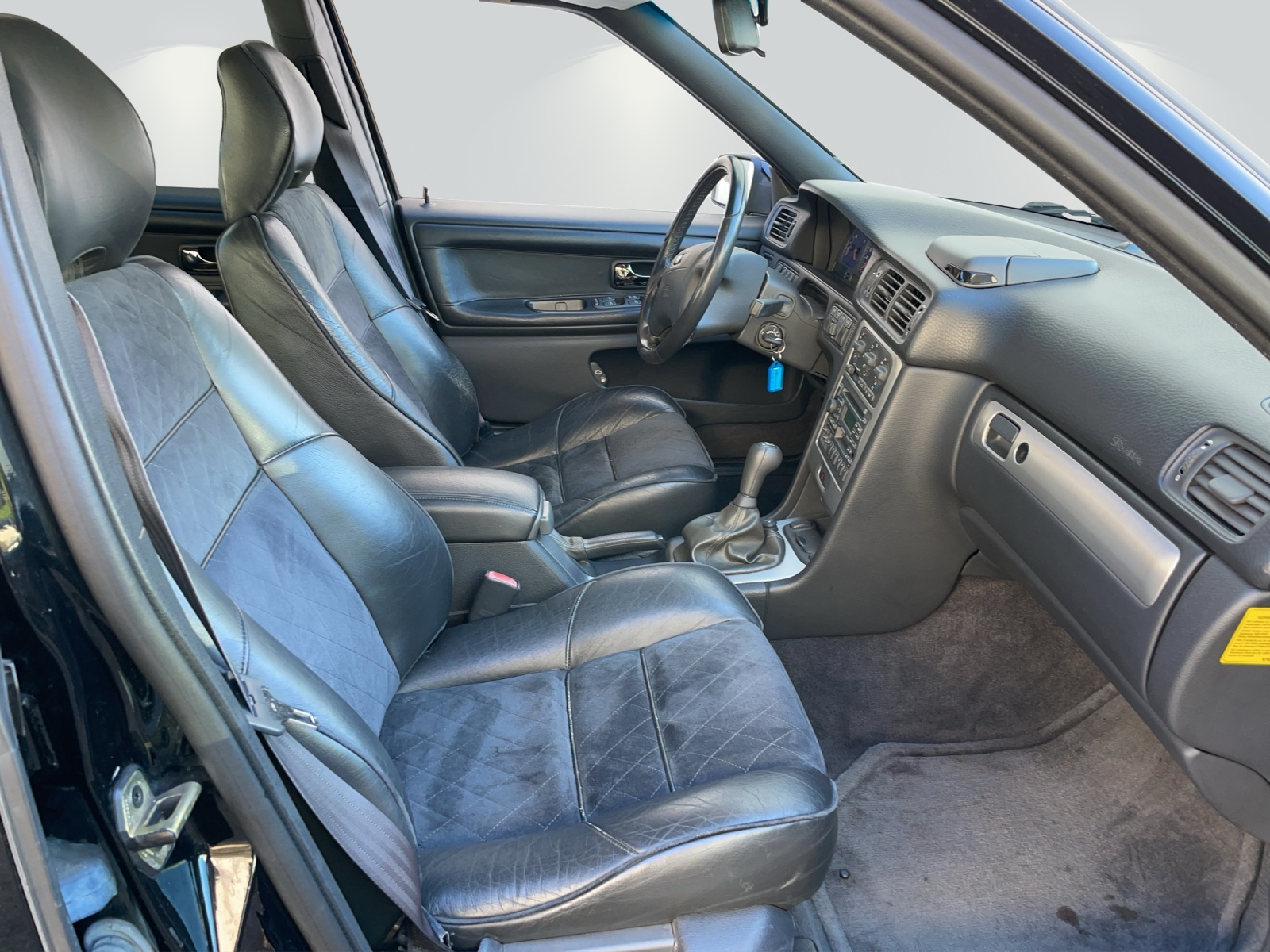 VOLVO V70 R AWD-image-6