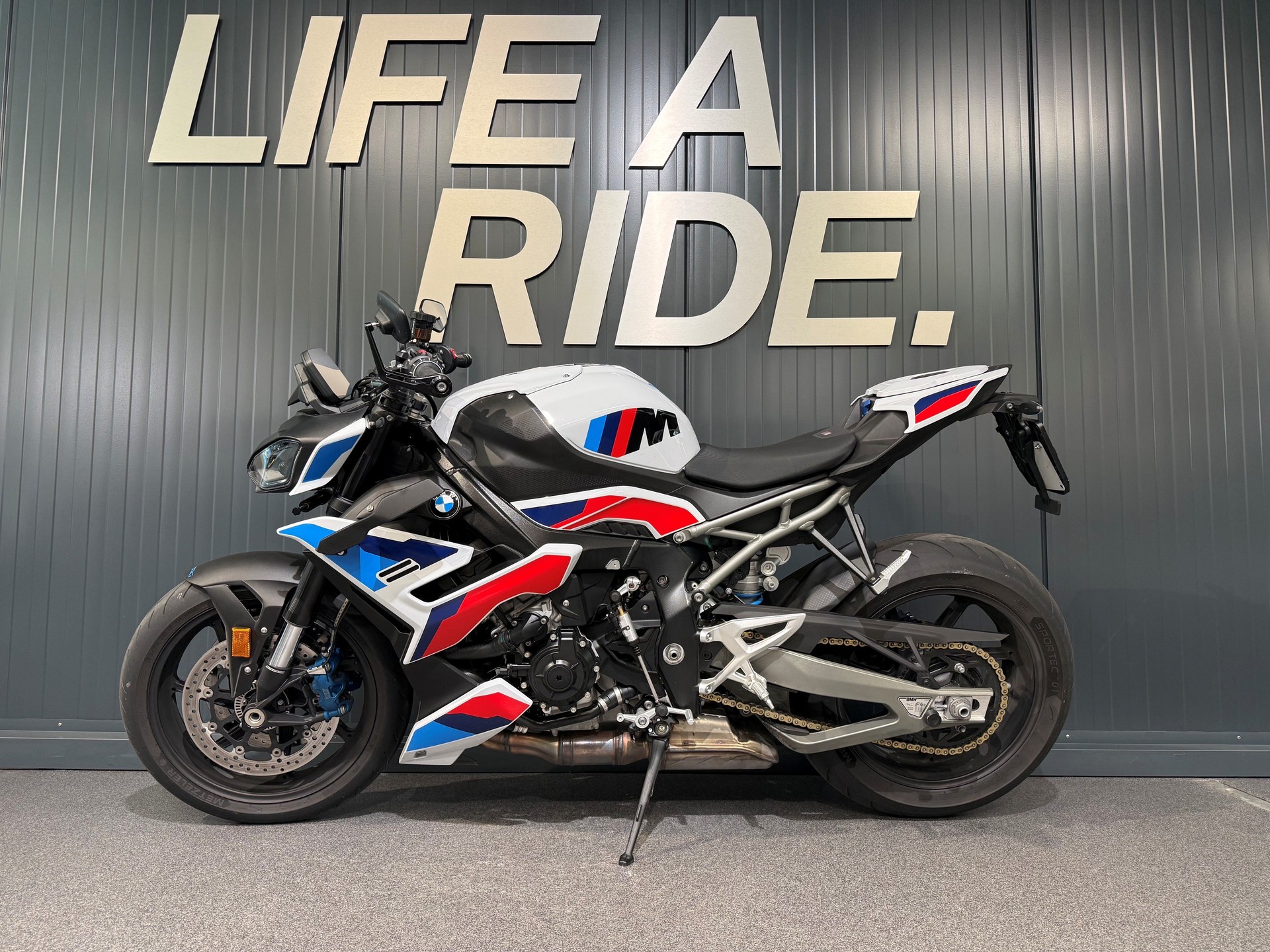 BMW M 1000 R - Inklusive Service-Paket 3 Jahre / 30'000km!-showroom-element-2