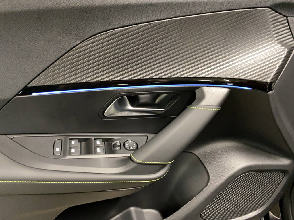 PEUGEOT 2008 1.2 Hybrid 145 GT Exclusive-image-11