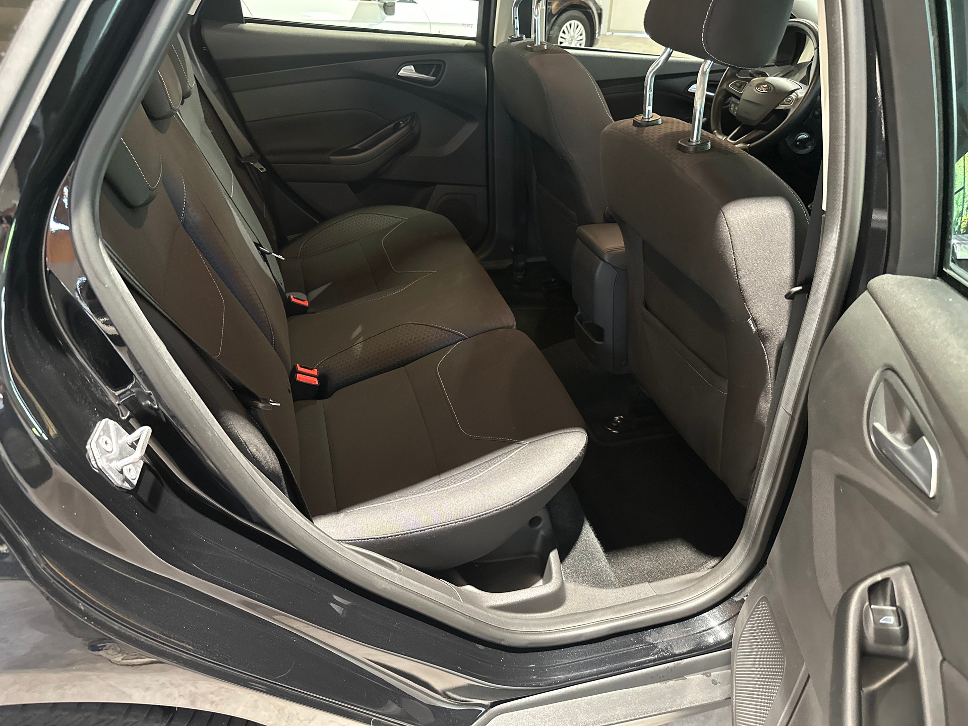 FORD Focus 2.0 TDCi Business 6-Gang/Inkl. 1. Jahr Garantie/Lückenlos servicegepflegt-image-24