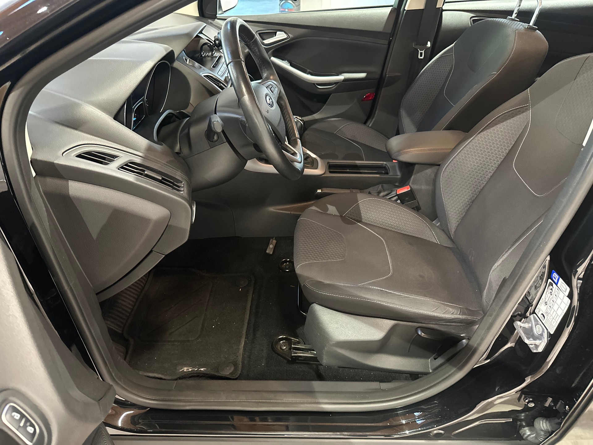 FORD Focus 2.0 TDCi Business 6-Gang/Inkl. 1. Jahr Garantie/Lückenlos servicegepflegt-image-11