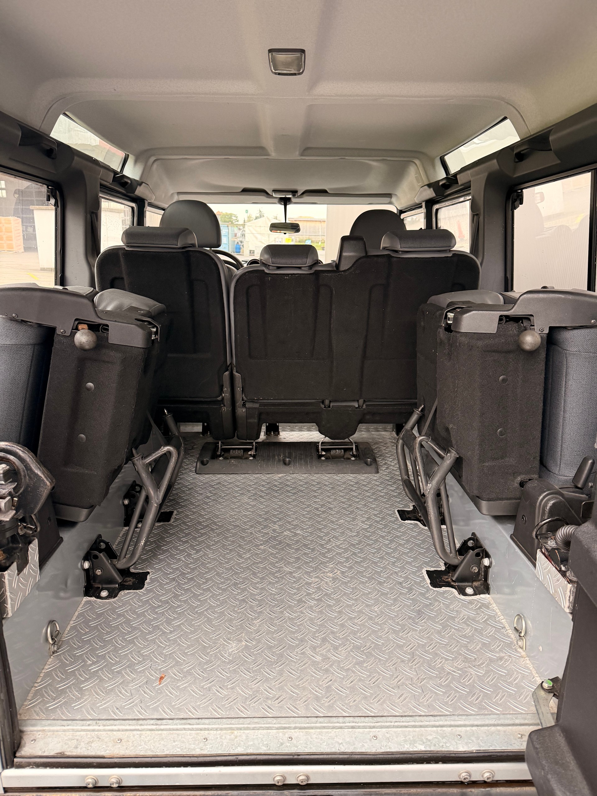 LAND ROVER Defender 110 TD4 2.4 *ex Army*-image-9