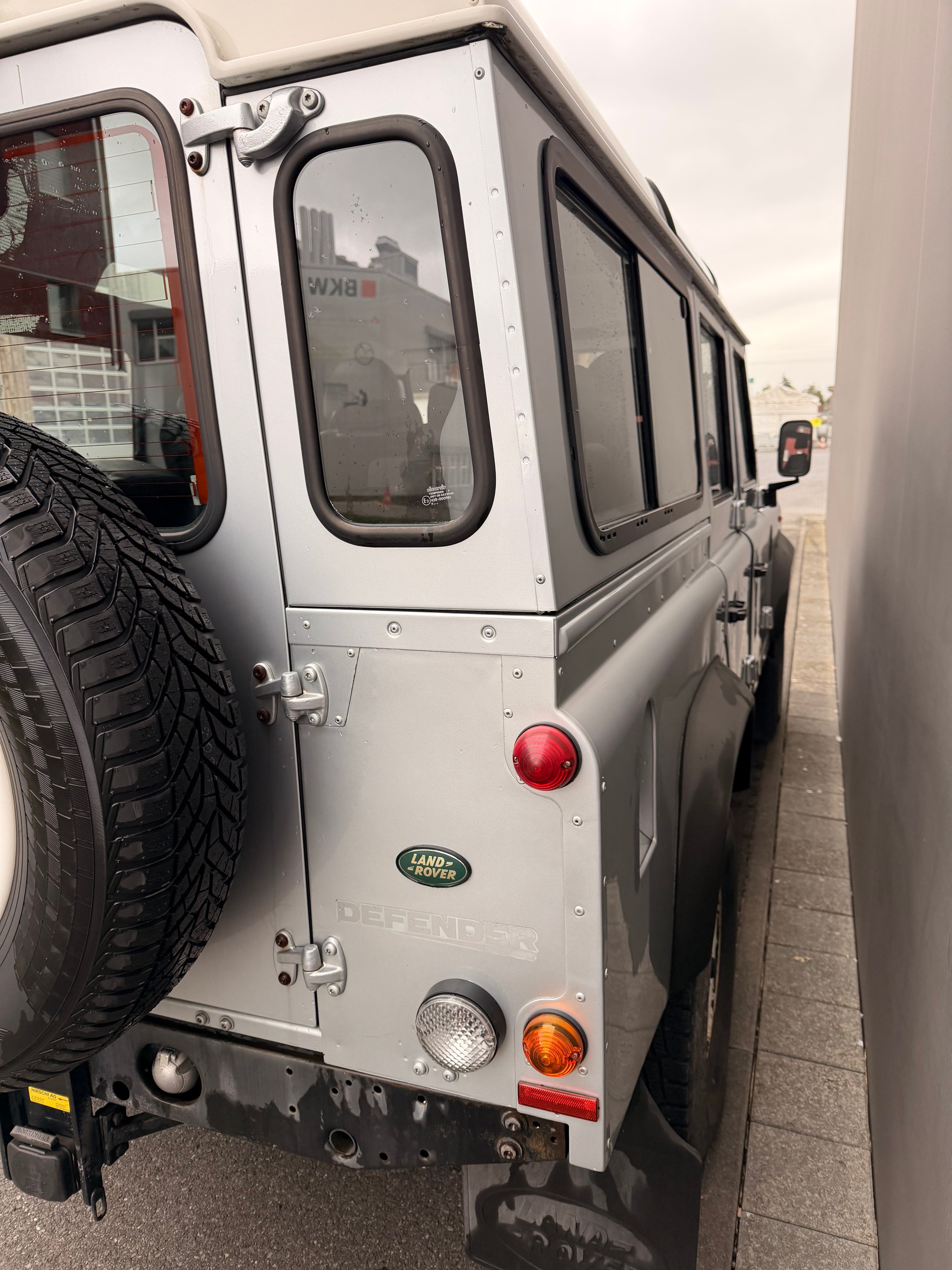 LAND ROVER Defender 110 TD4 2.4 *ex Army*-image-16