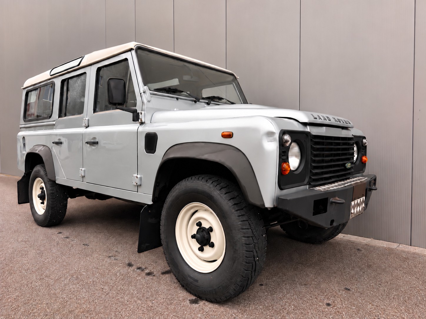 LAND ROVER Defender 110 TD4 2.4 *ex Army*-showroom-element-3