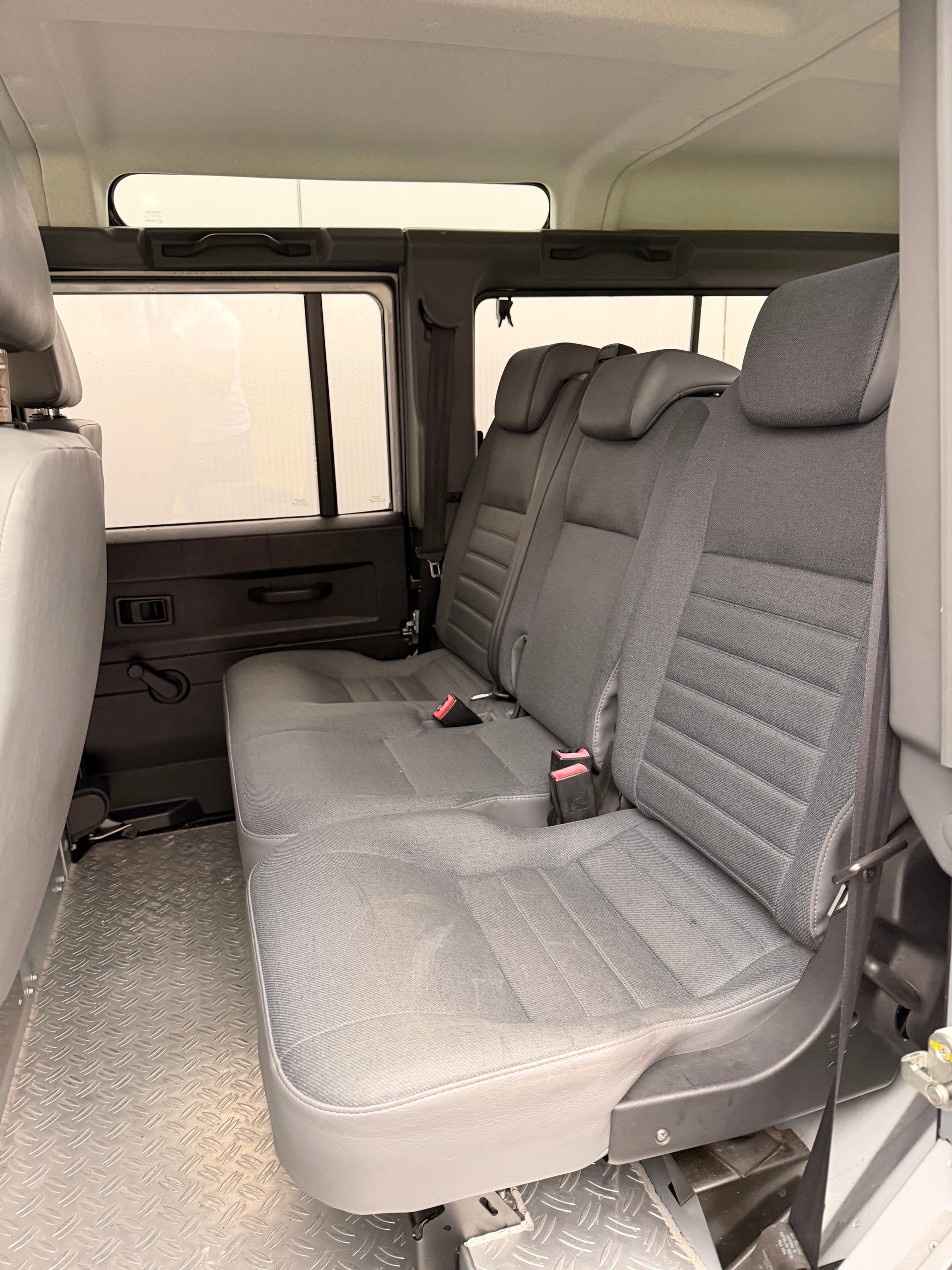 LAND ROVER Defender 110 TD4 2.4 *ex Army*-image-8