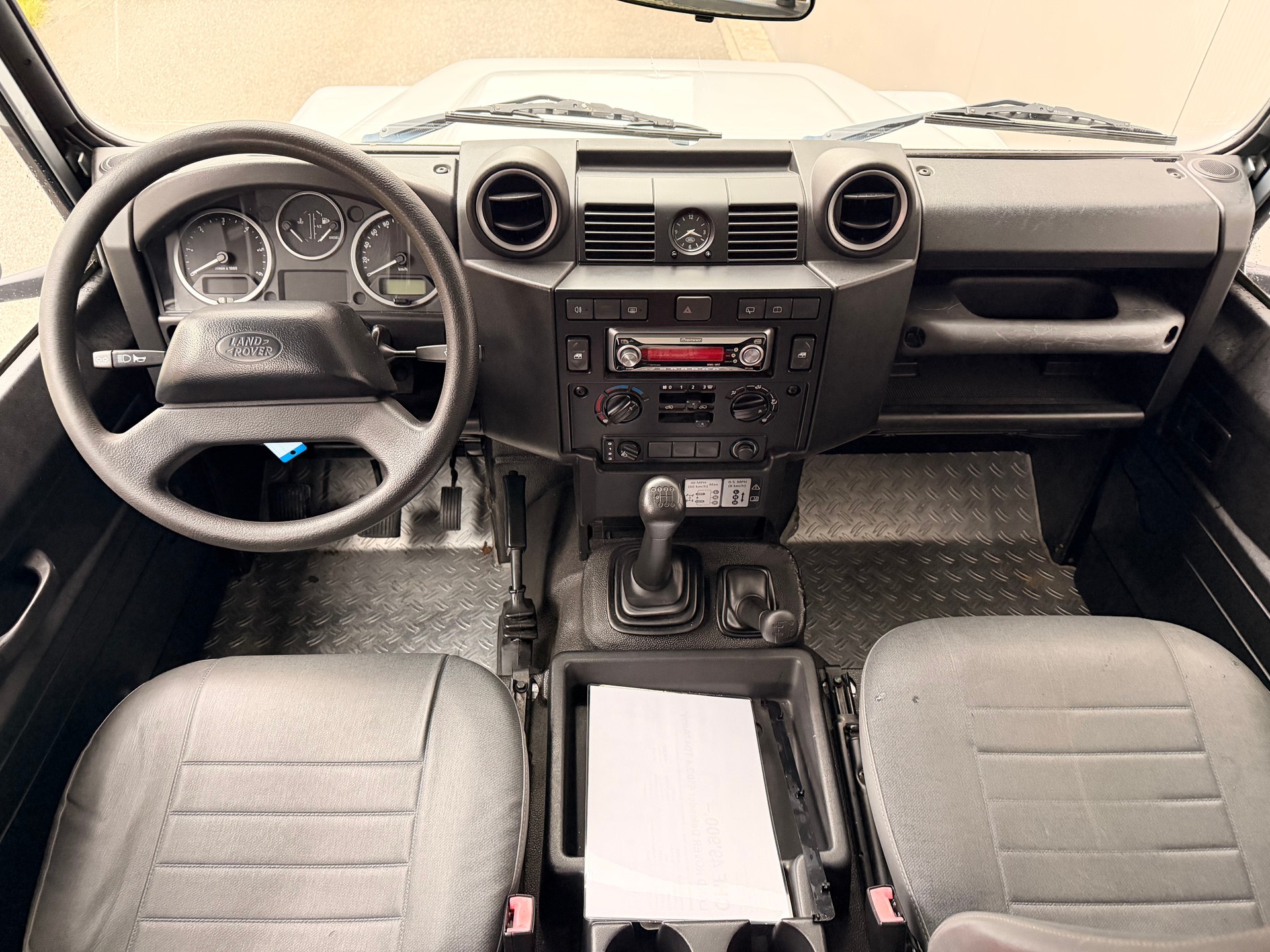LAND ROVER Defender 110 TD4 2.4 *ex Army*-image-7