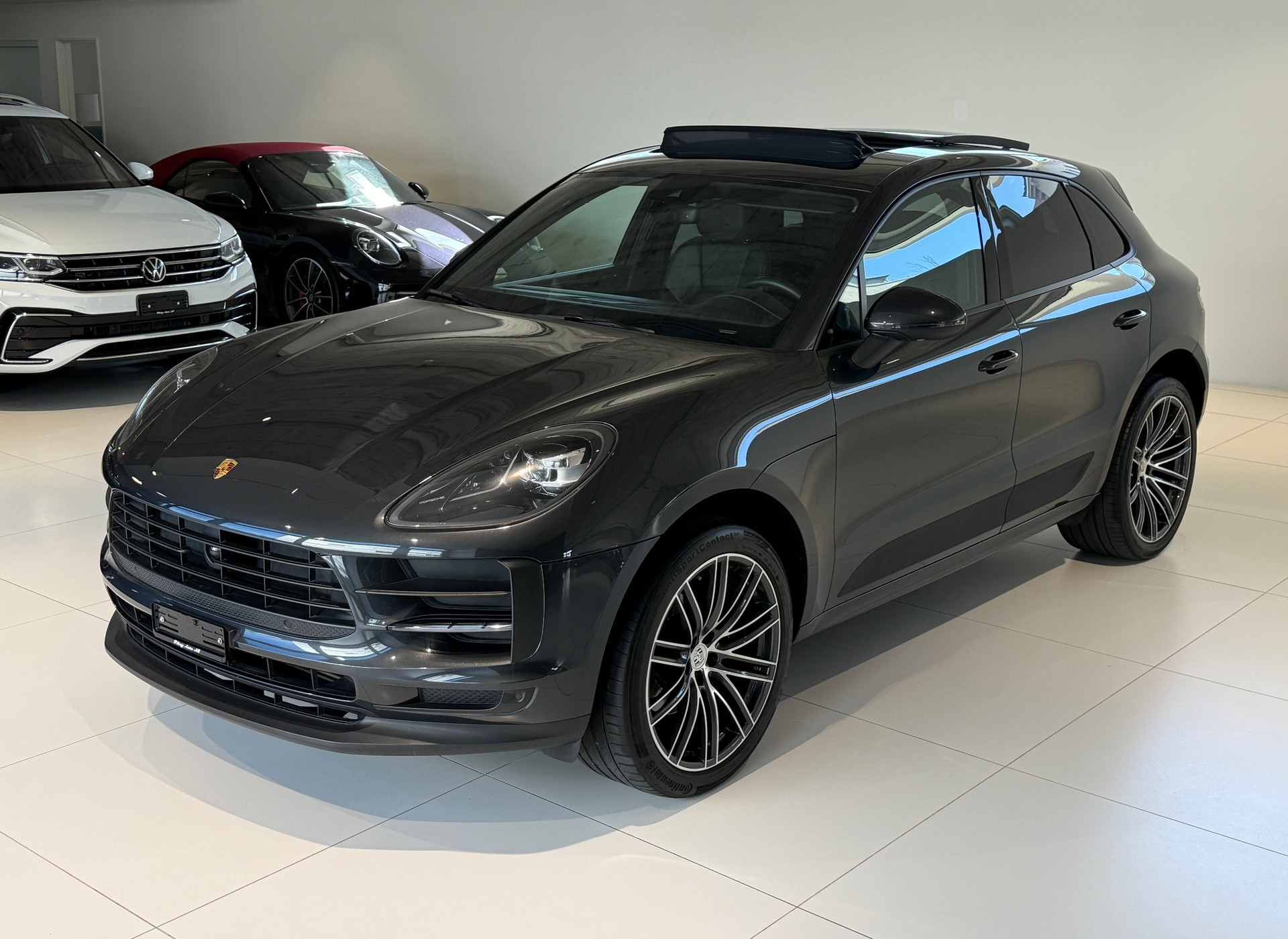 PORSCHE Macan PDK 2.0 / CH-Porsche / 1. Hand / Panoramadach / Lenkradheizung / 4x Winterräder inkl. / Distanzregler-image-2