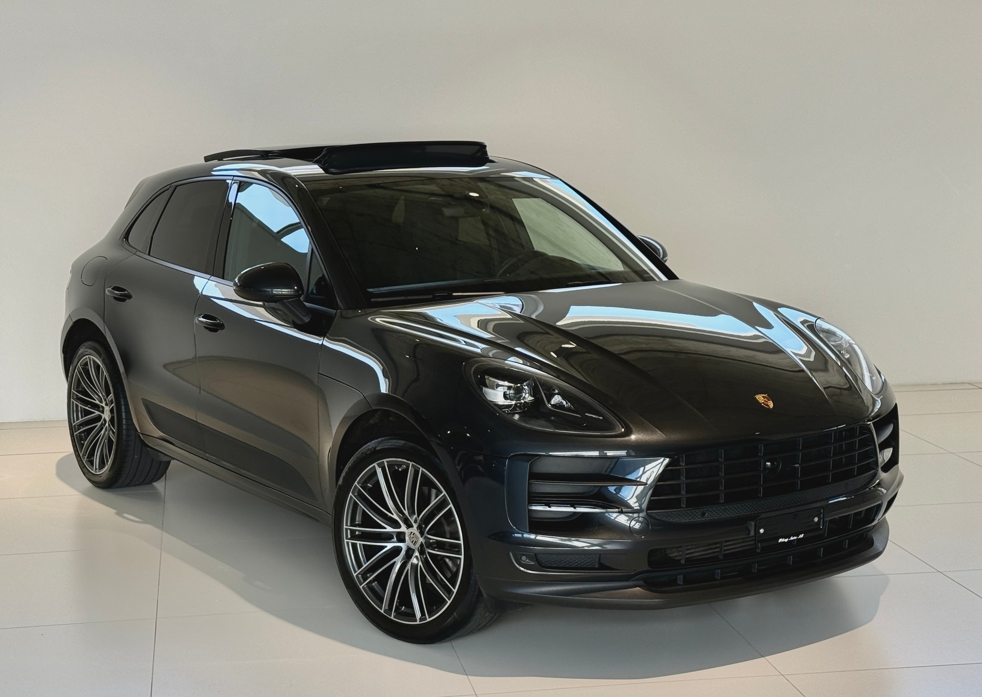 PORSCHE Macan PDK 2.0 / CH-Porsche / 1. Hand / Panoramadach / Lenkradheizung / 4x Winterräder inkl. / Distanzregler-image-0