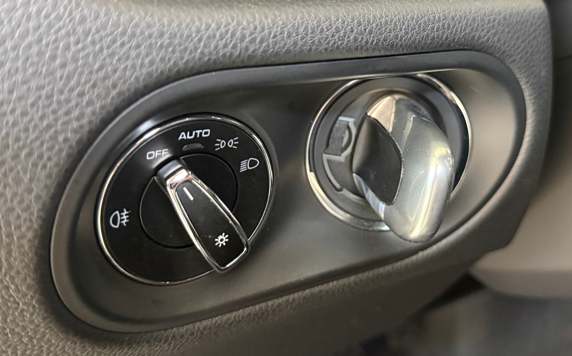 PORSCHE Macan PDK 2.0 / CH-Porsche / 1. Hand / Panoramadach / Lenkradheizung / 4x Winterräder inkl. / Distanzregler-image-12