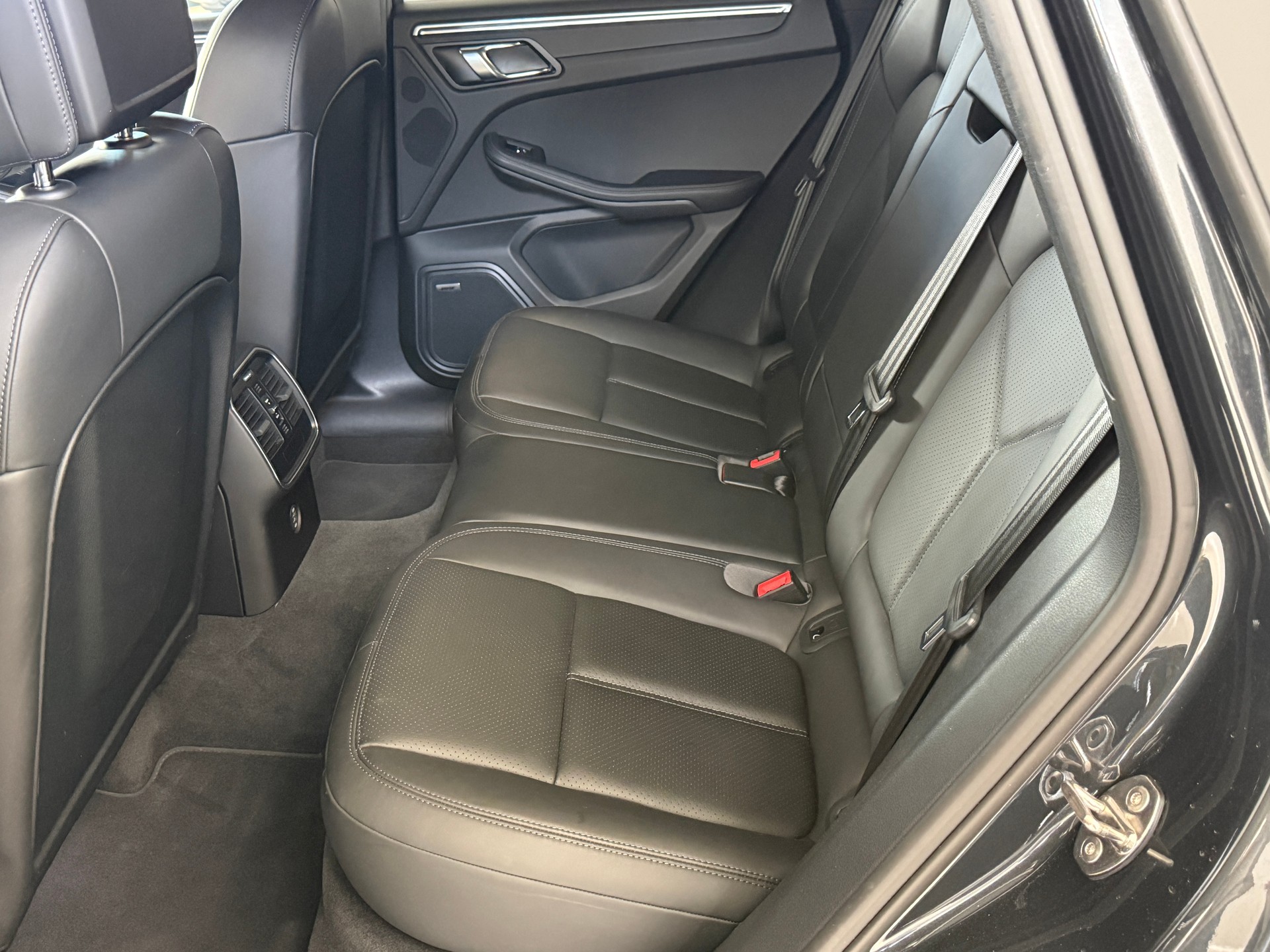 PORSCHE Macan PDK 2.0 / CH-Porsche / 1. Hand / Panoramadach / Lenkradheizung / 4x Winterräder inkl. / Distanzregler-image-22