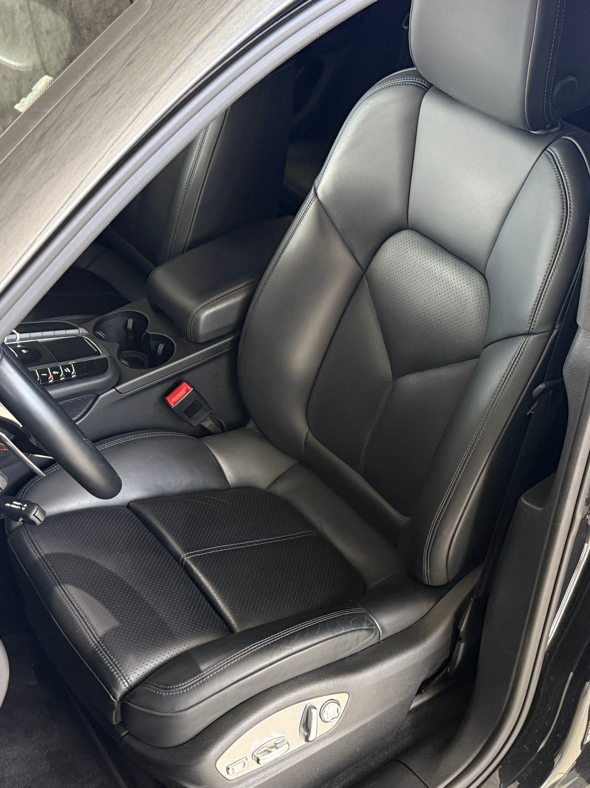 PORSCHE Macan PDK 2.0 / CH-Porsche / 1. Hand / Panoramadach / Lenkradheizung / 4x Winterräder inkl. / Distanzregler-image-9