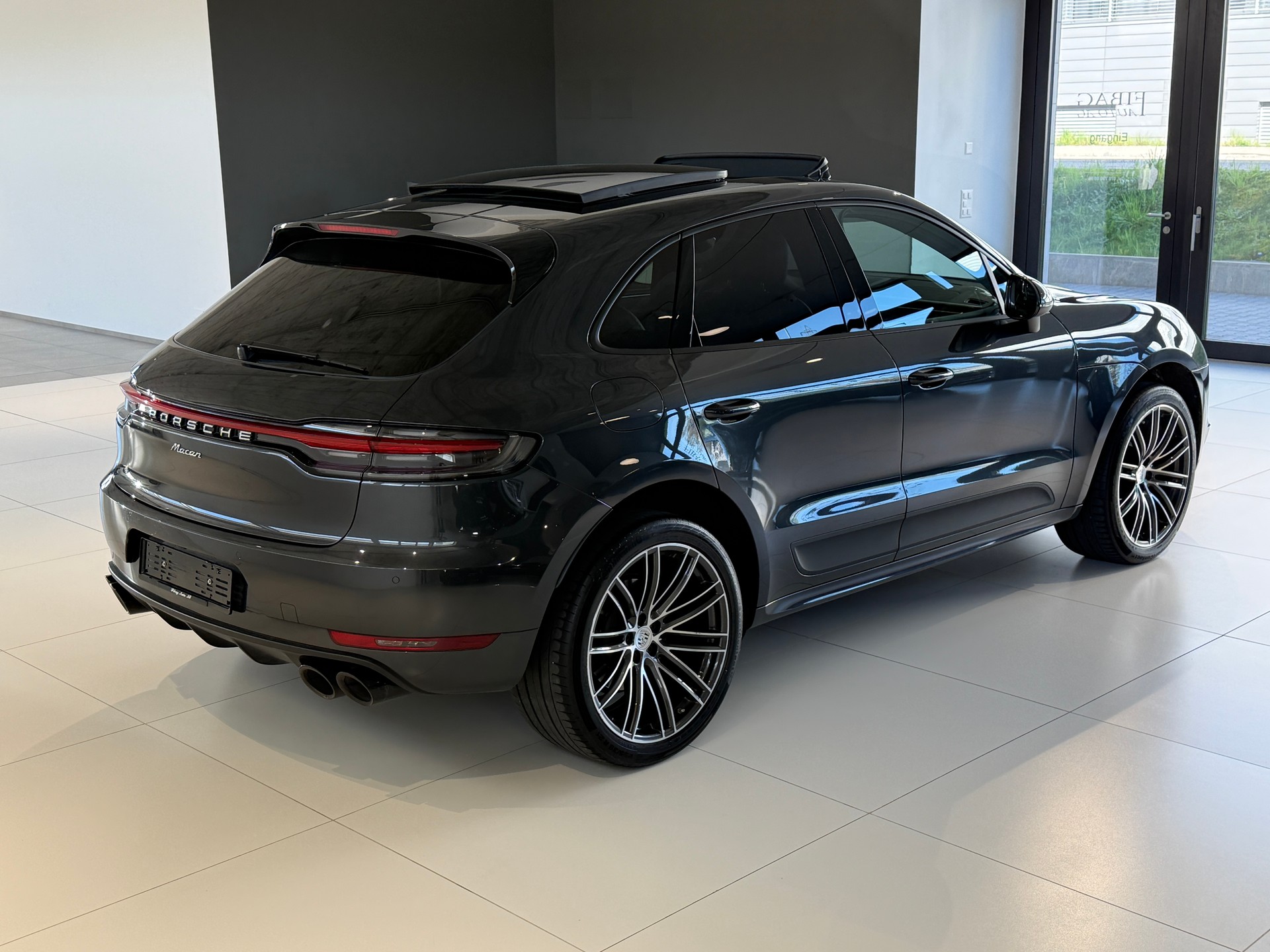 PORSCHE Macan PDK 2.0 / CH-Porsche / 1. Hand / Panoramadach / Lenkradheizung / 4x Winterräder inkl. / Distanzregler-image-27