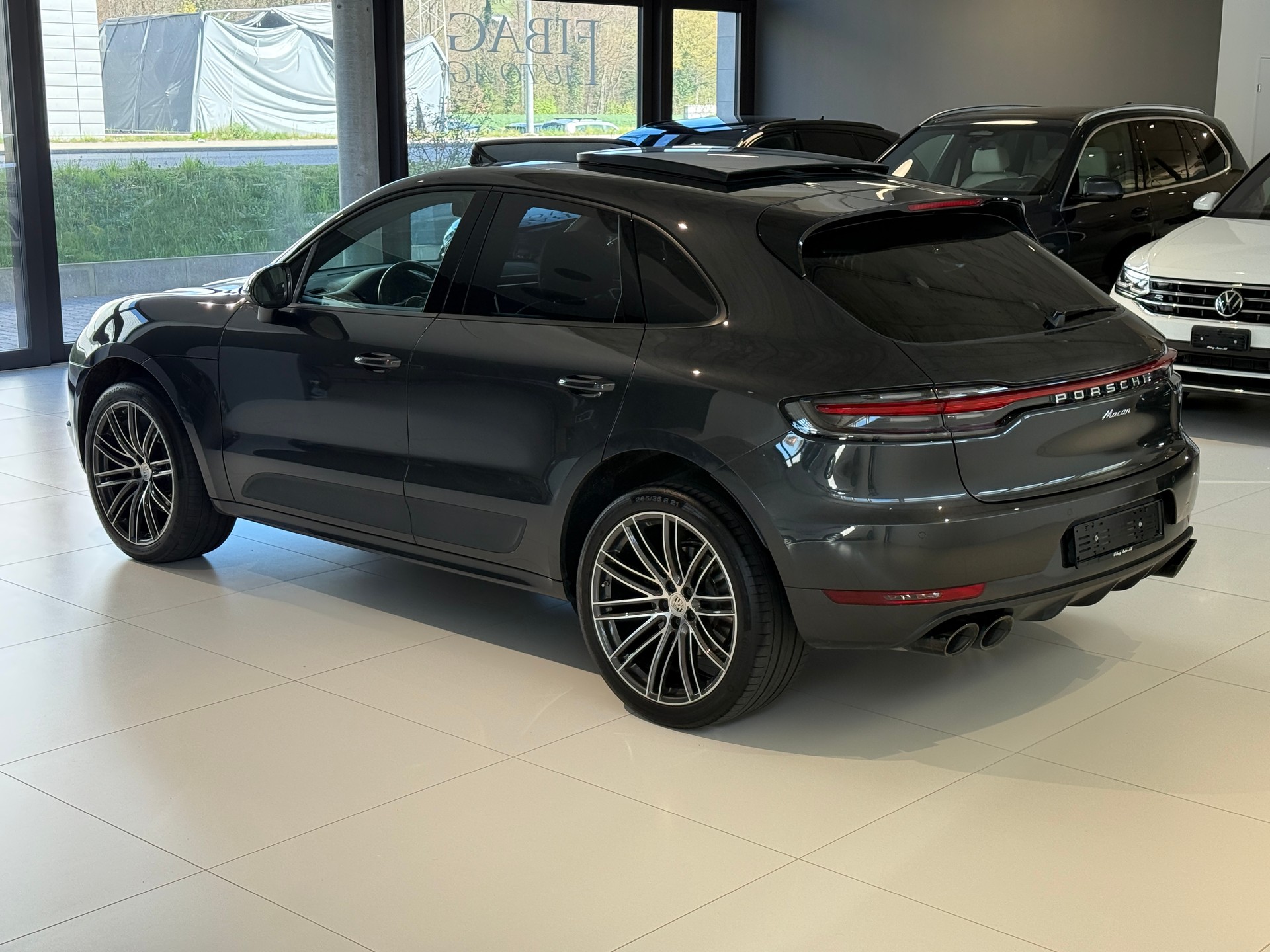 PORSCHE Macan PDK 2.0 / CH-Porsche / 1. Hand / Panoramadach / Lenkradheizung / 4x Winterräder inkl. / Distanzregler-image-23