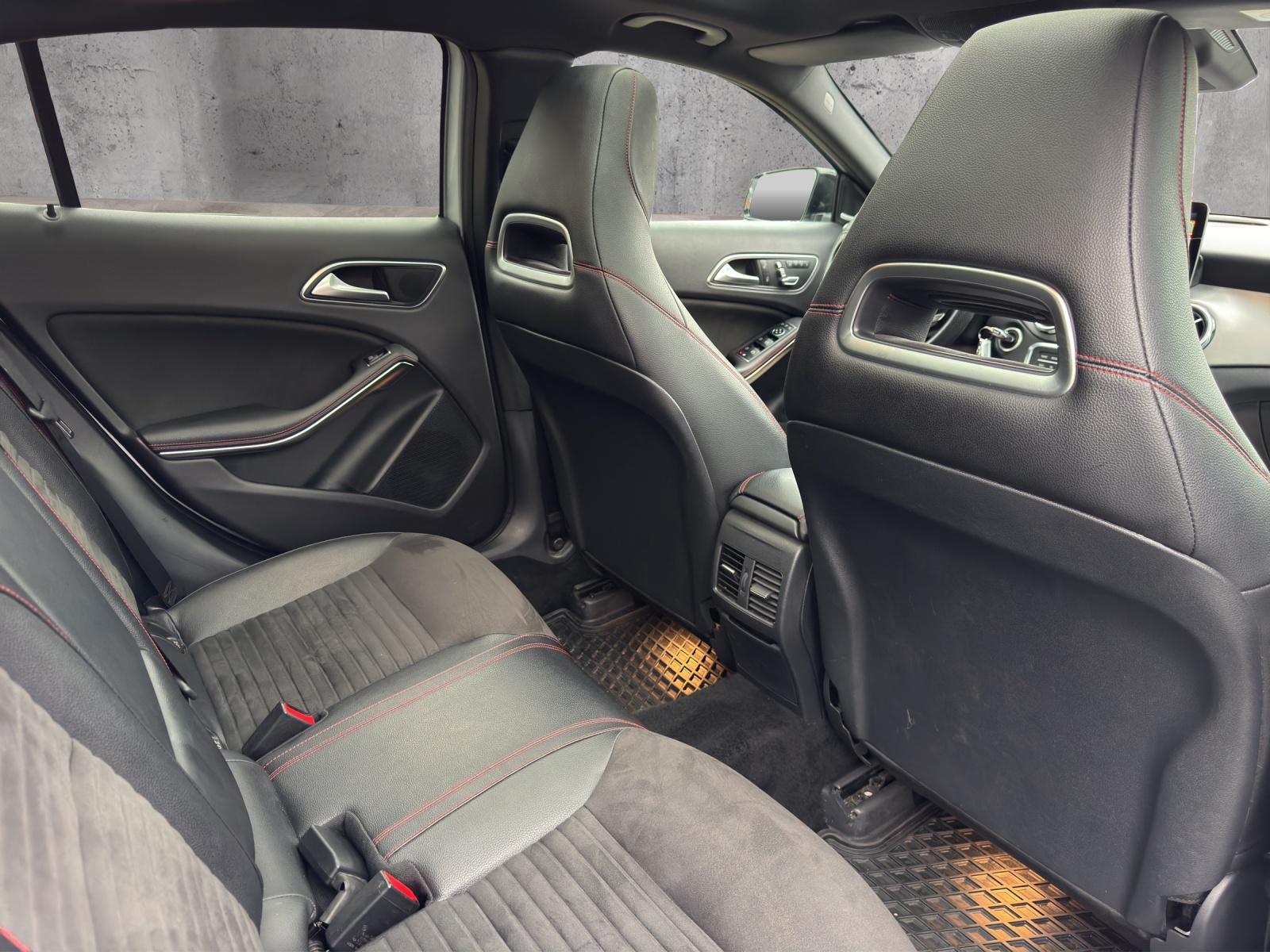 MERCEDES-BENZ GLA 250 AMG Line Swiss Star 4Matic 7G-DCT-image-13
