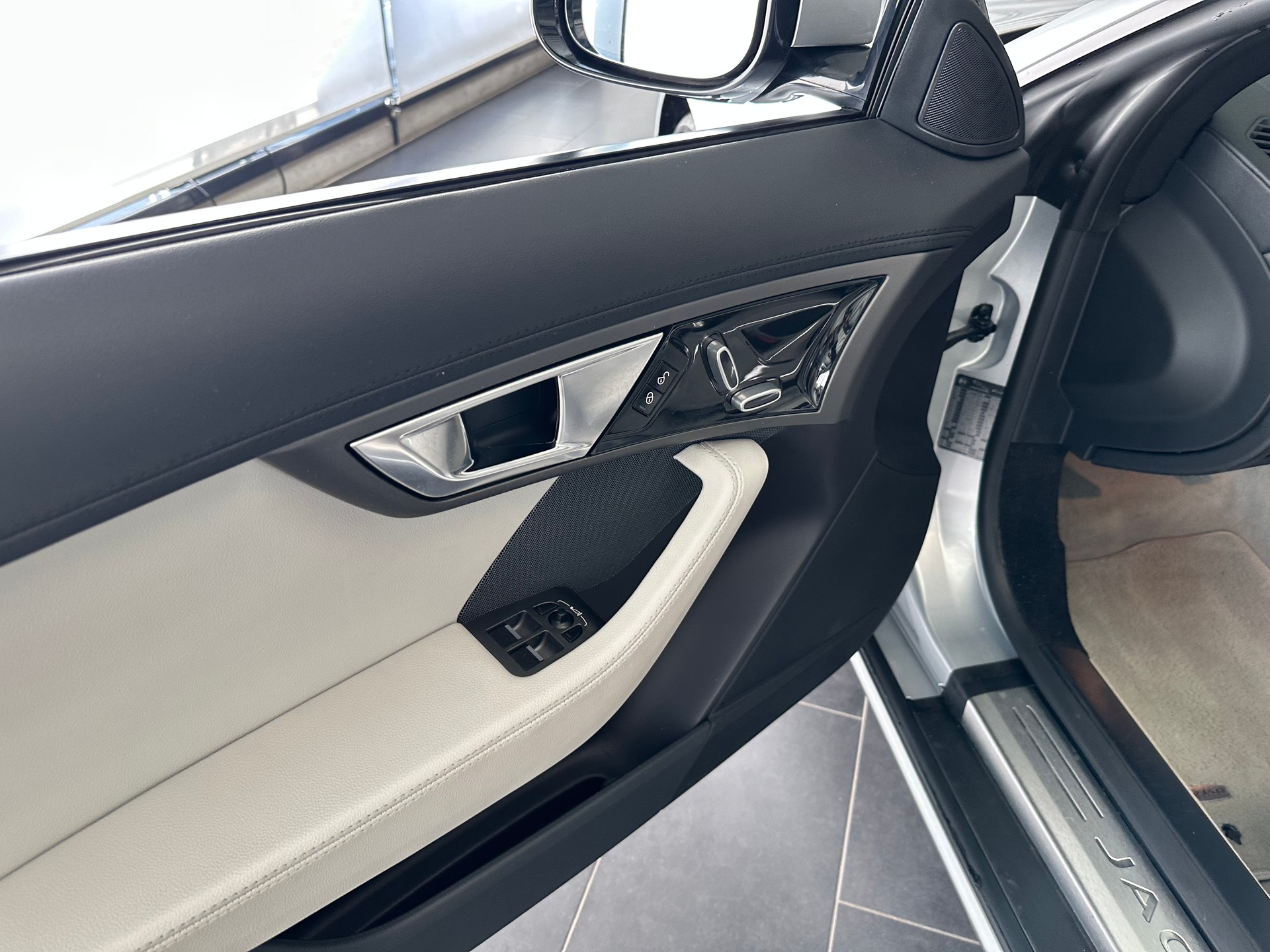 JAGUAR F-Type Convertible 3.0 V6-image-11