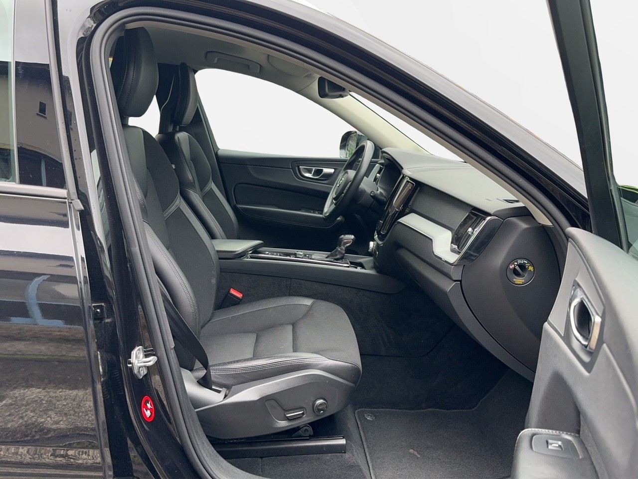 VOLVO XC60 D4 AWD Momentum Geartronic-image-9
