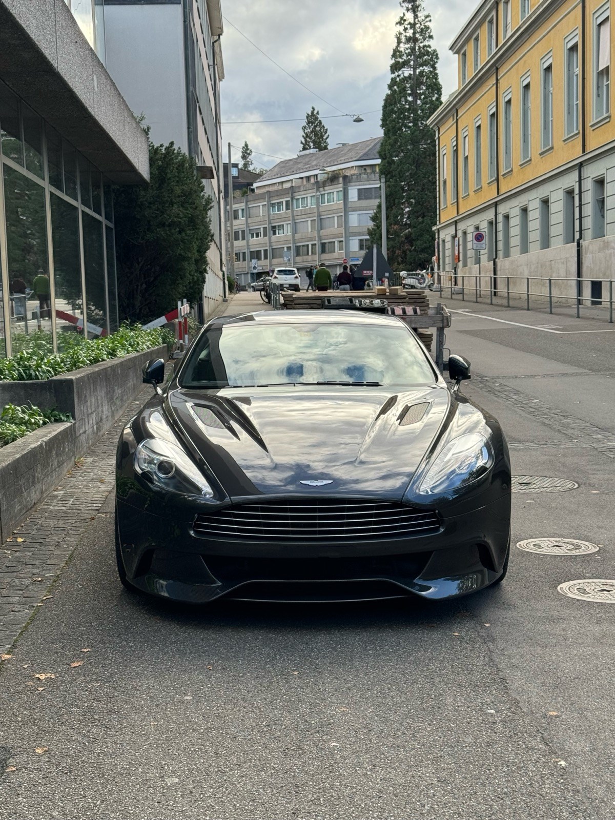 ASTON MARTIN Vanquish V12 5.9-48 Touchtronic 2-image-1