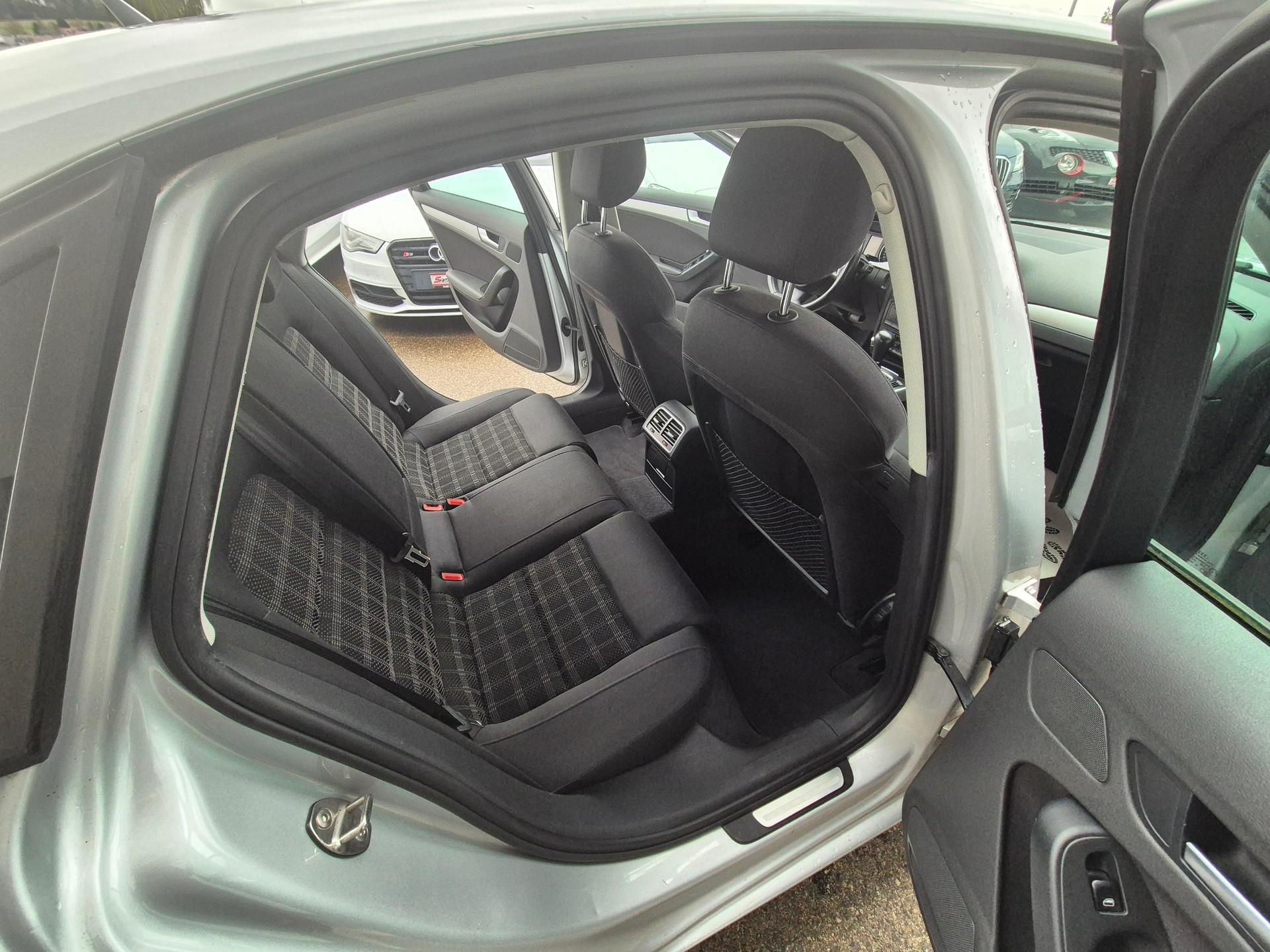 AUDI A4 2.0 TDI multitronic-image-10