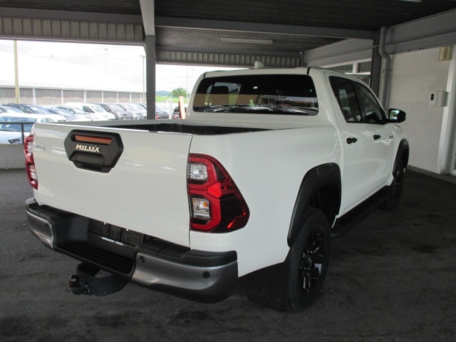 TOYOTA Hilux 2.8d MHEV Invincible Double Cab 4x4-image-1