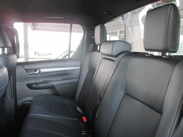 TOYOTA Hilux 2.8d MHEV Invincible Double Cab 4x4-image-3