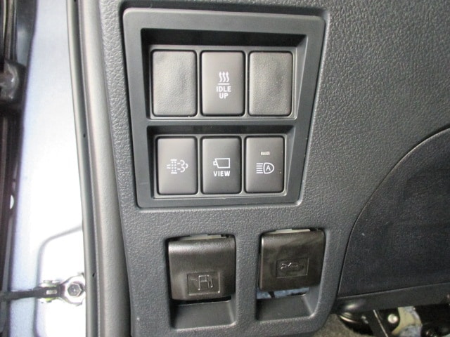 TOYOTA Hilux 2.8d MHEV Invincible Double Cab 4x4-image-8