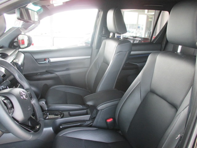 TOYOTA Hilux 2.8d MHEV Invincible Double Cab 4x4-image-2