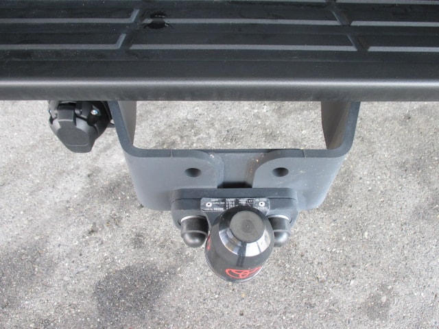TOYOTA Hilux 2.8d MHEV Invincible Double Cab 4x4-image-11