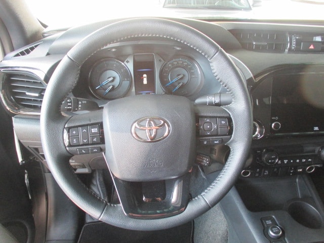TOYOTA Hilux 2.8d MHEV Invincible Double Cab 4x4-image-4