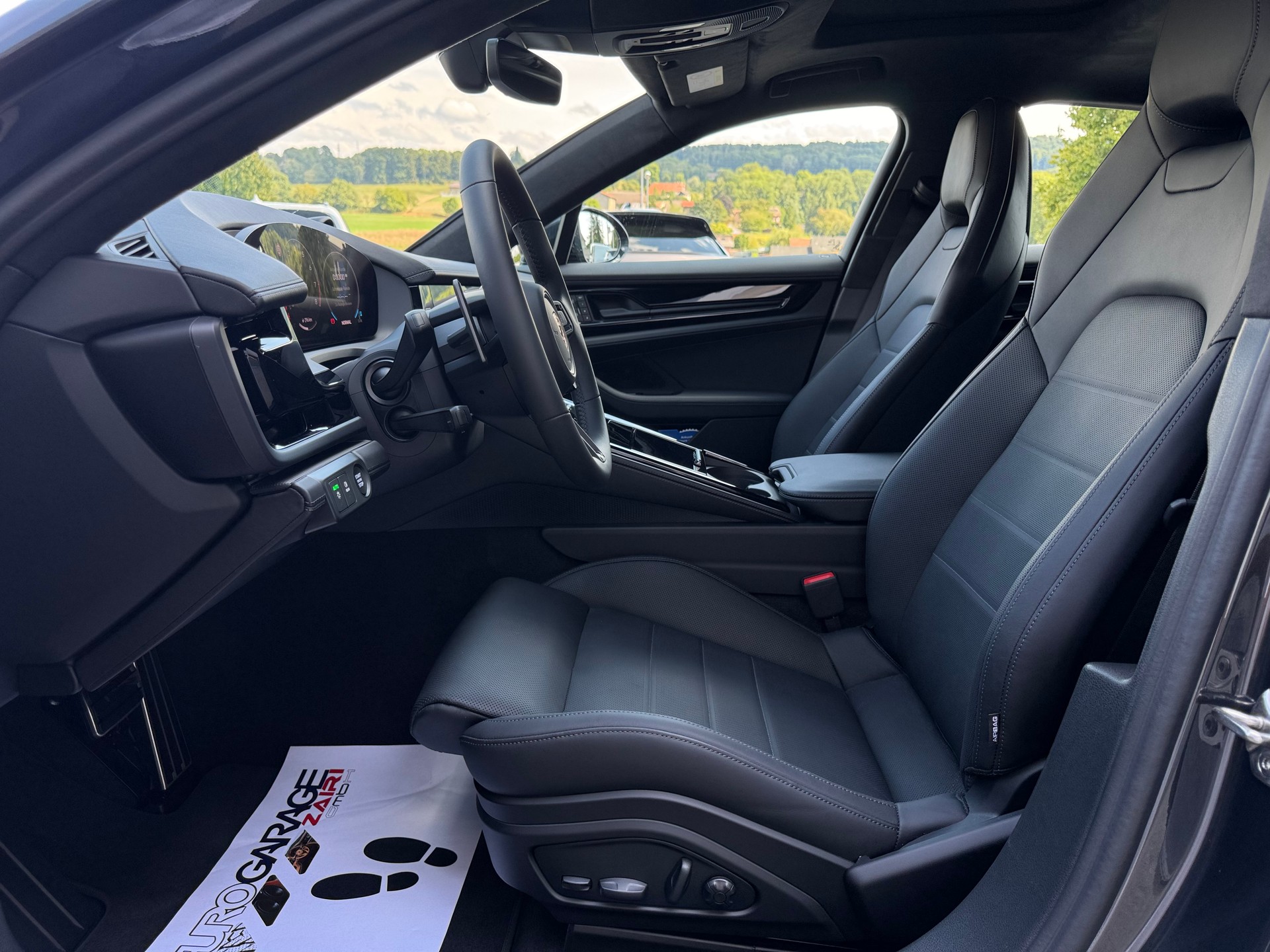 PORSCHE GTS-showroom-element-1
