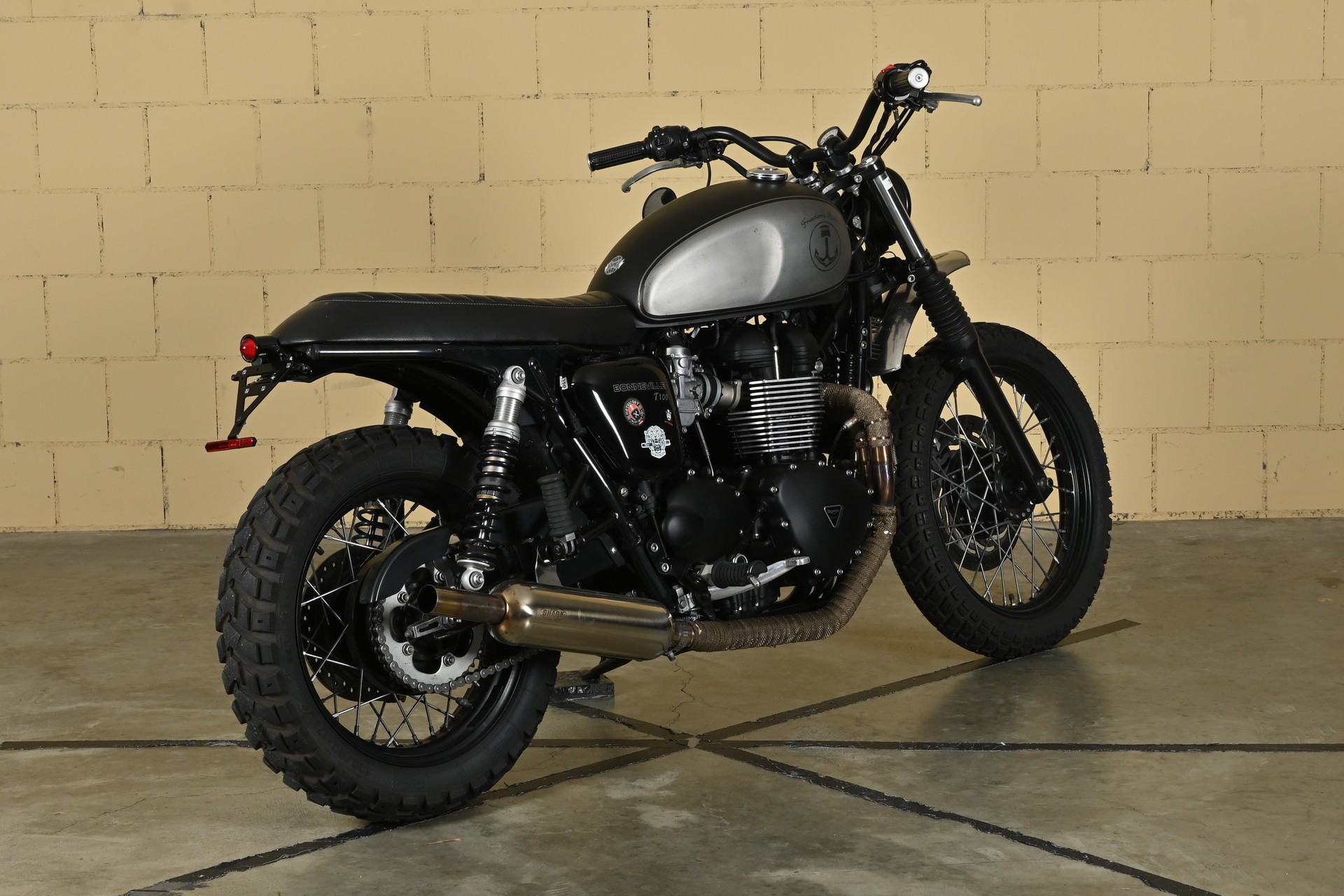 TRIUMPH Bonneville 900 i T 100-image-4