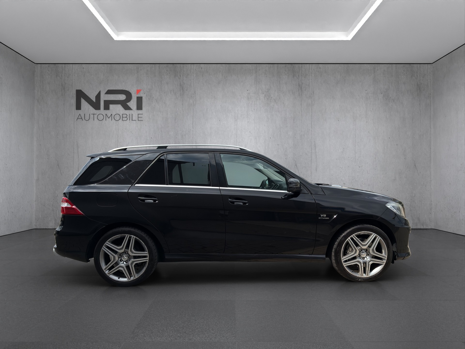 MERCEDES-BENZ ML 63 AMG V8-showroom-element-3