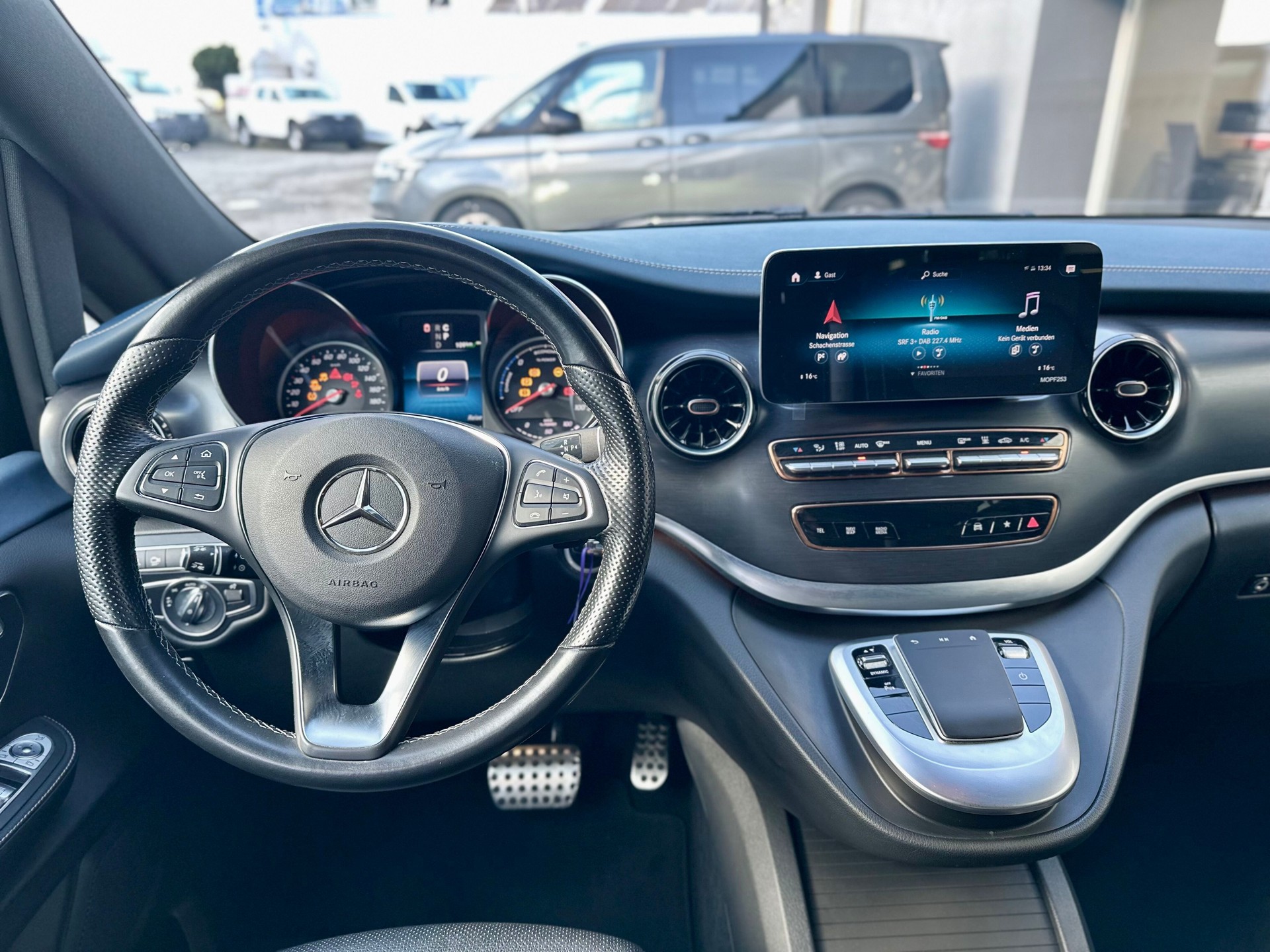 MERCEDES-BENZ EQV 300 Avantgarde lang-image-8