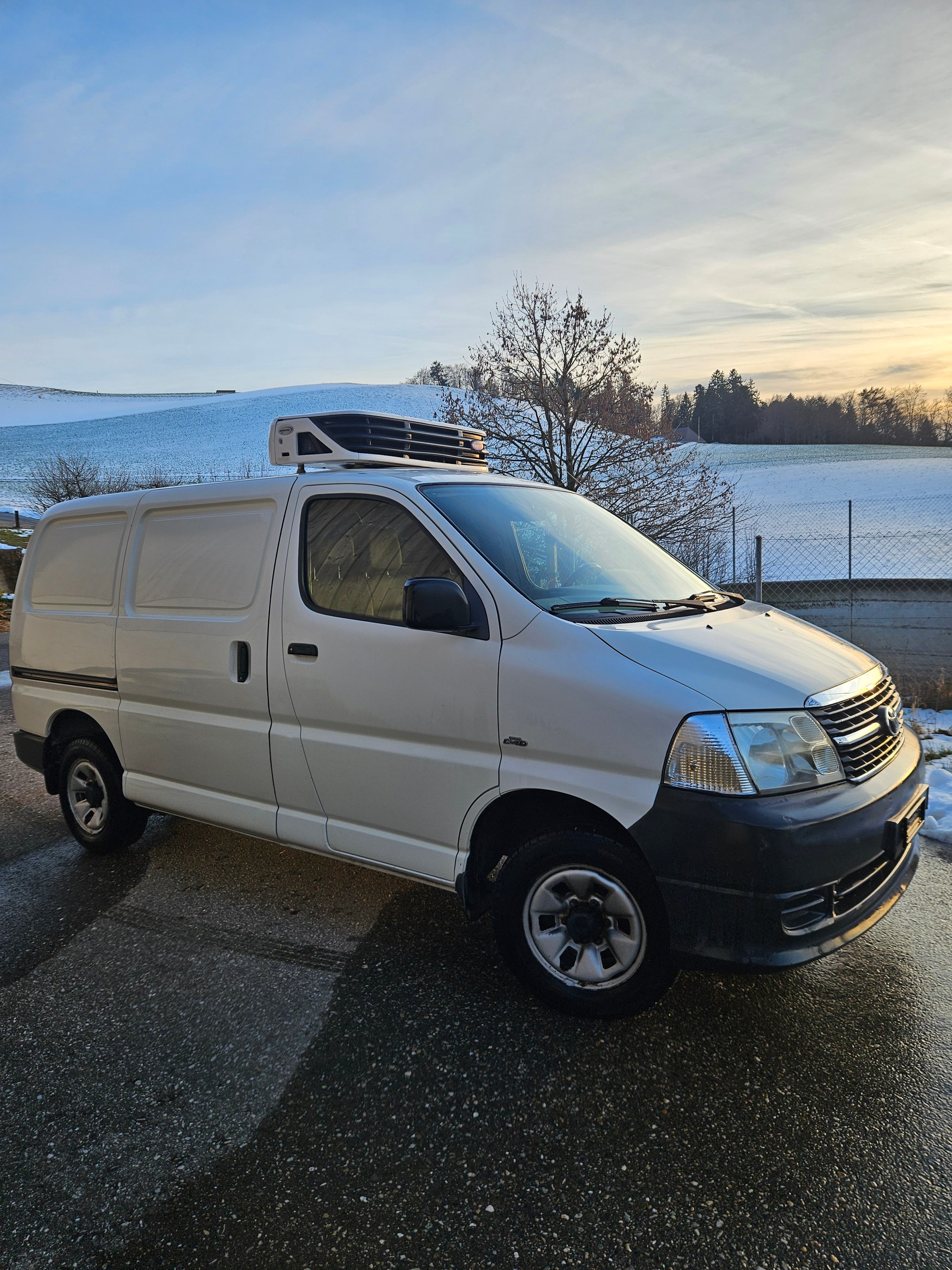 TOYOTA HI-ACE-image-1