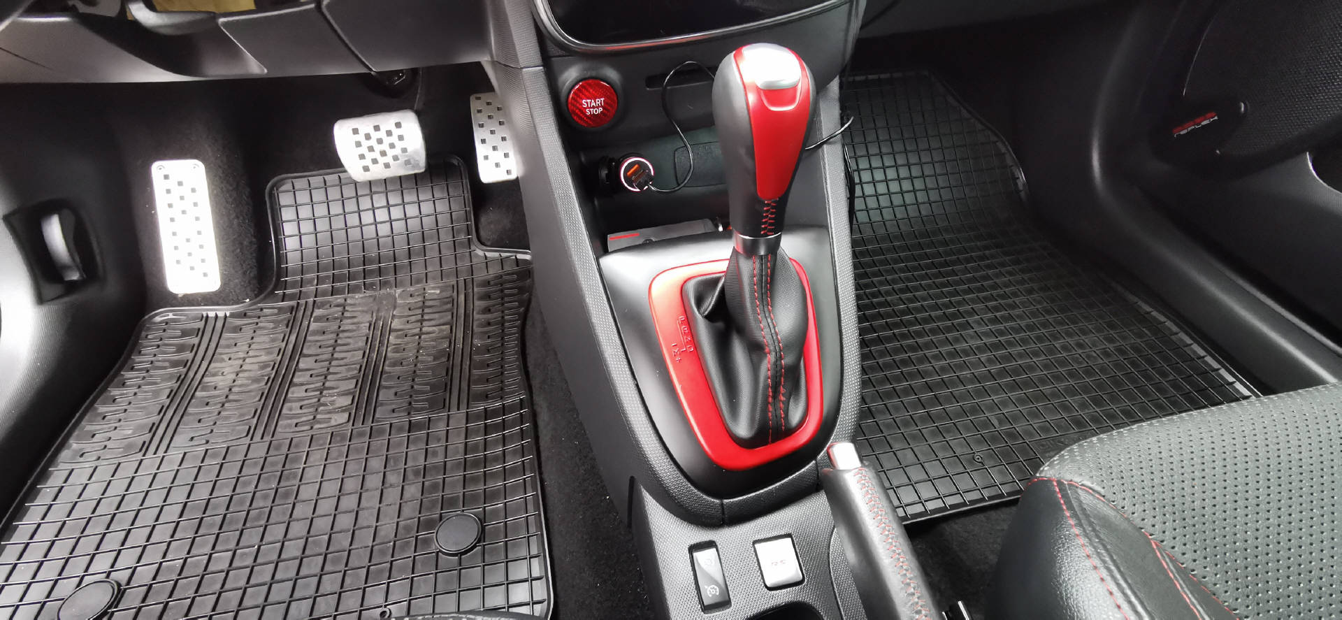 RENAULT Clio Sport 1.6 T 200 RS-image-14