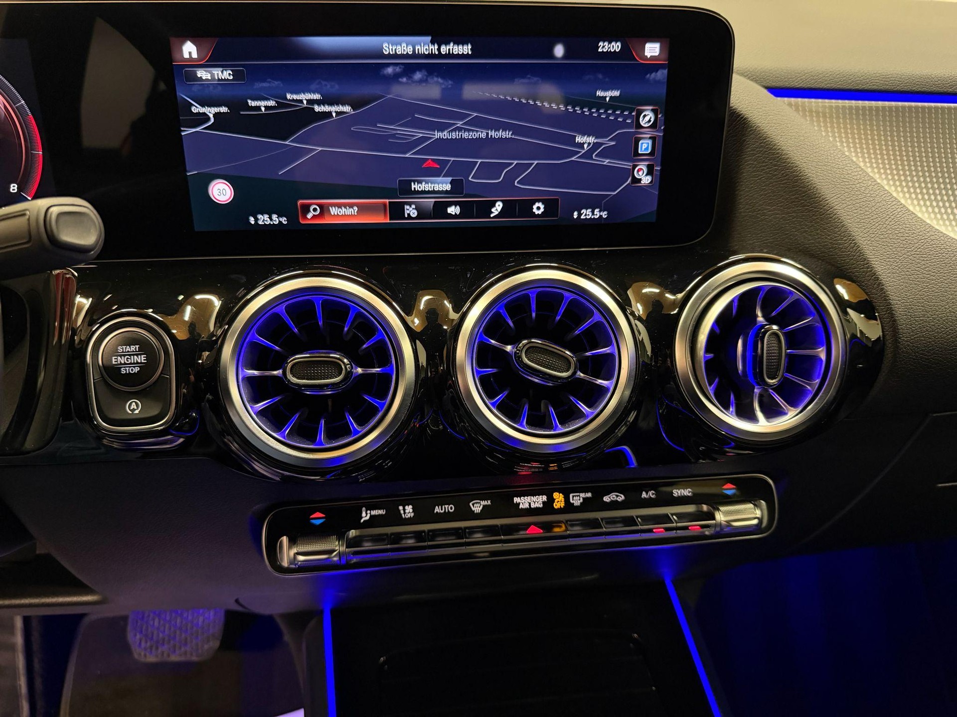 MERCEDES-BENZ GLA 200 Progressive-image-17