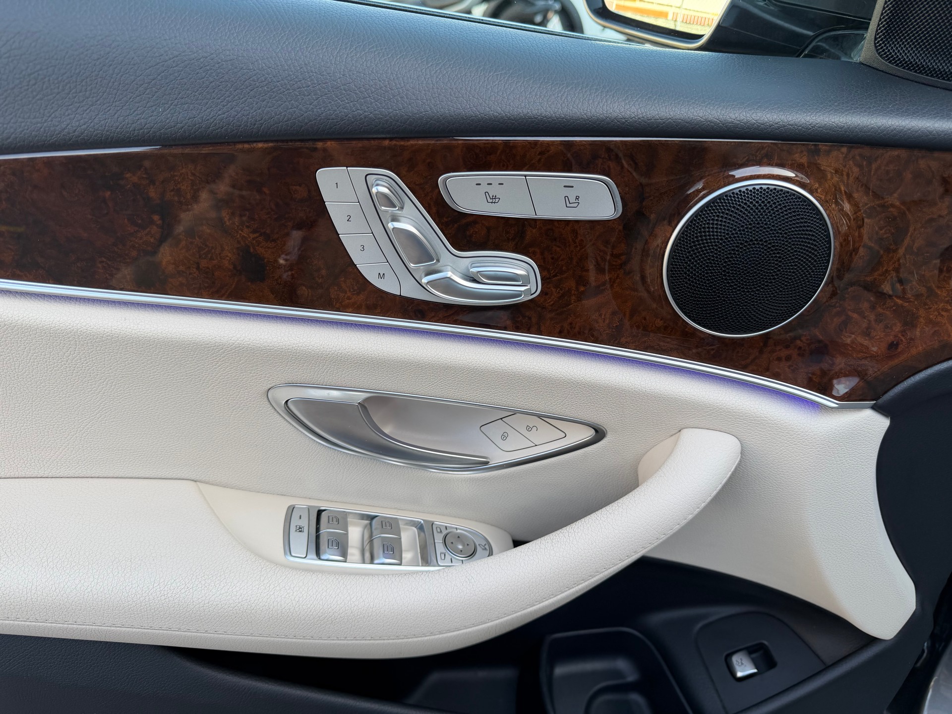 MERCEDES-BENZ E 400 AMG Line 4Matic 9G-Tronic-image-15
