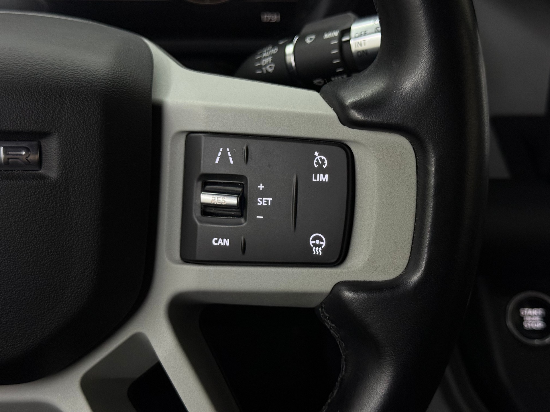 LAND ROVER Defender 90 3.0D I6 250 SE AT8-image-14