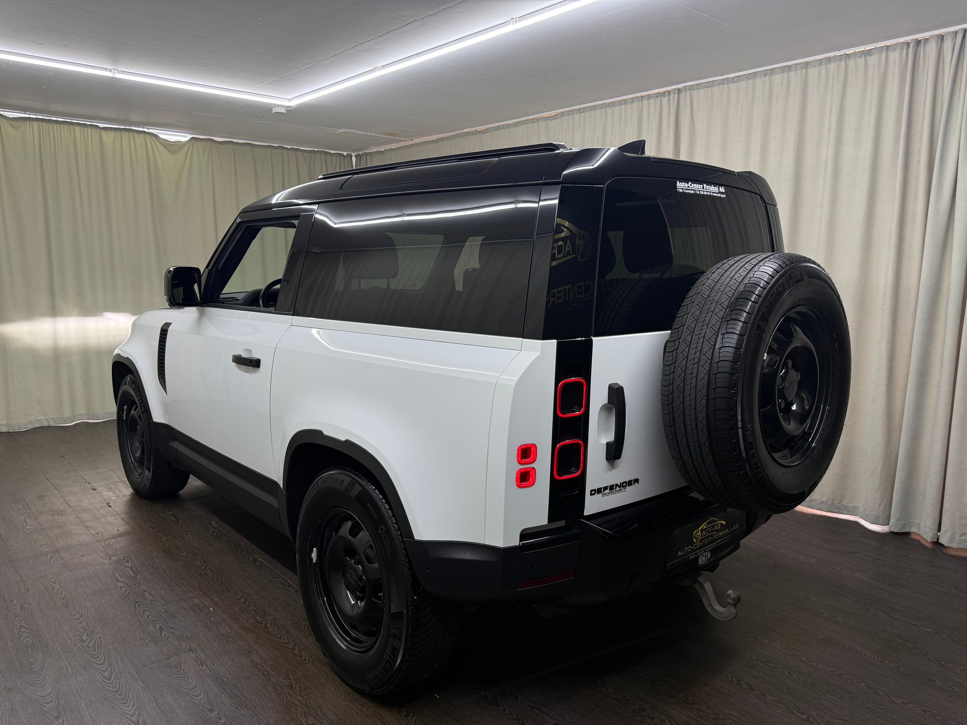 LAND ROVER Defender 90 3.0D I6 250 SE AT8-image-5