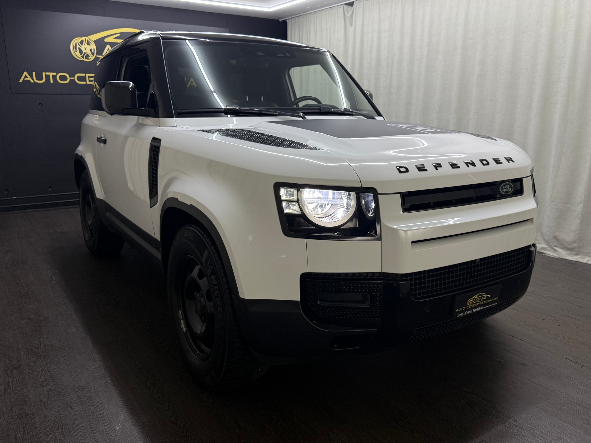 LAND ROVER Defender 90 3.0D I6 250 SE AT8-image-2