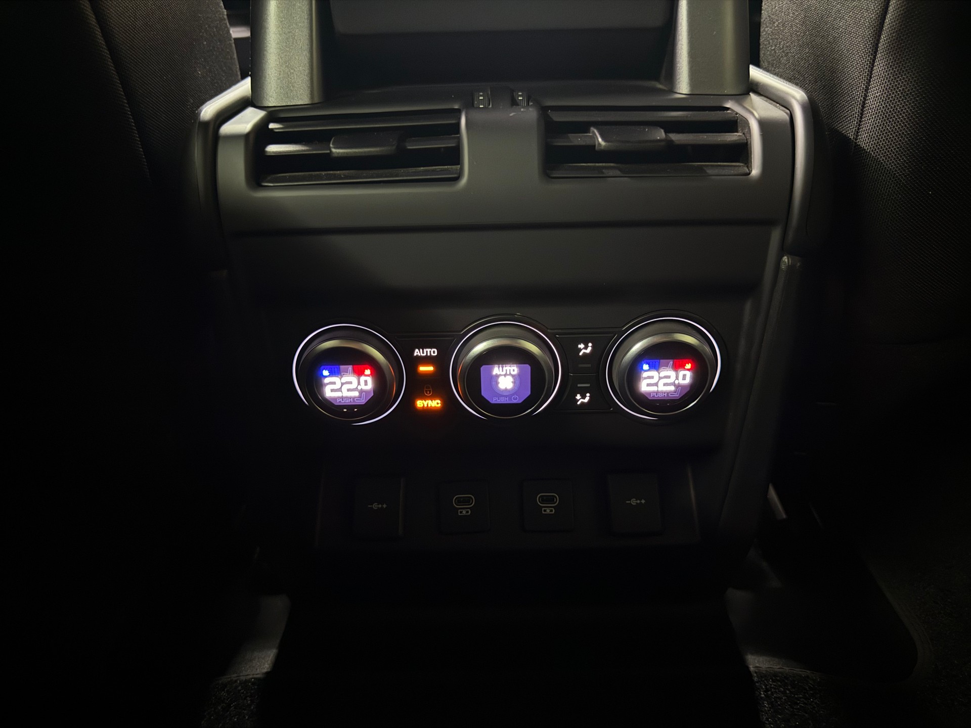 LAND ROVER Defender 90 3.0D I6 250 SE AT8-image-13