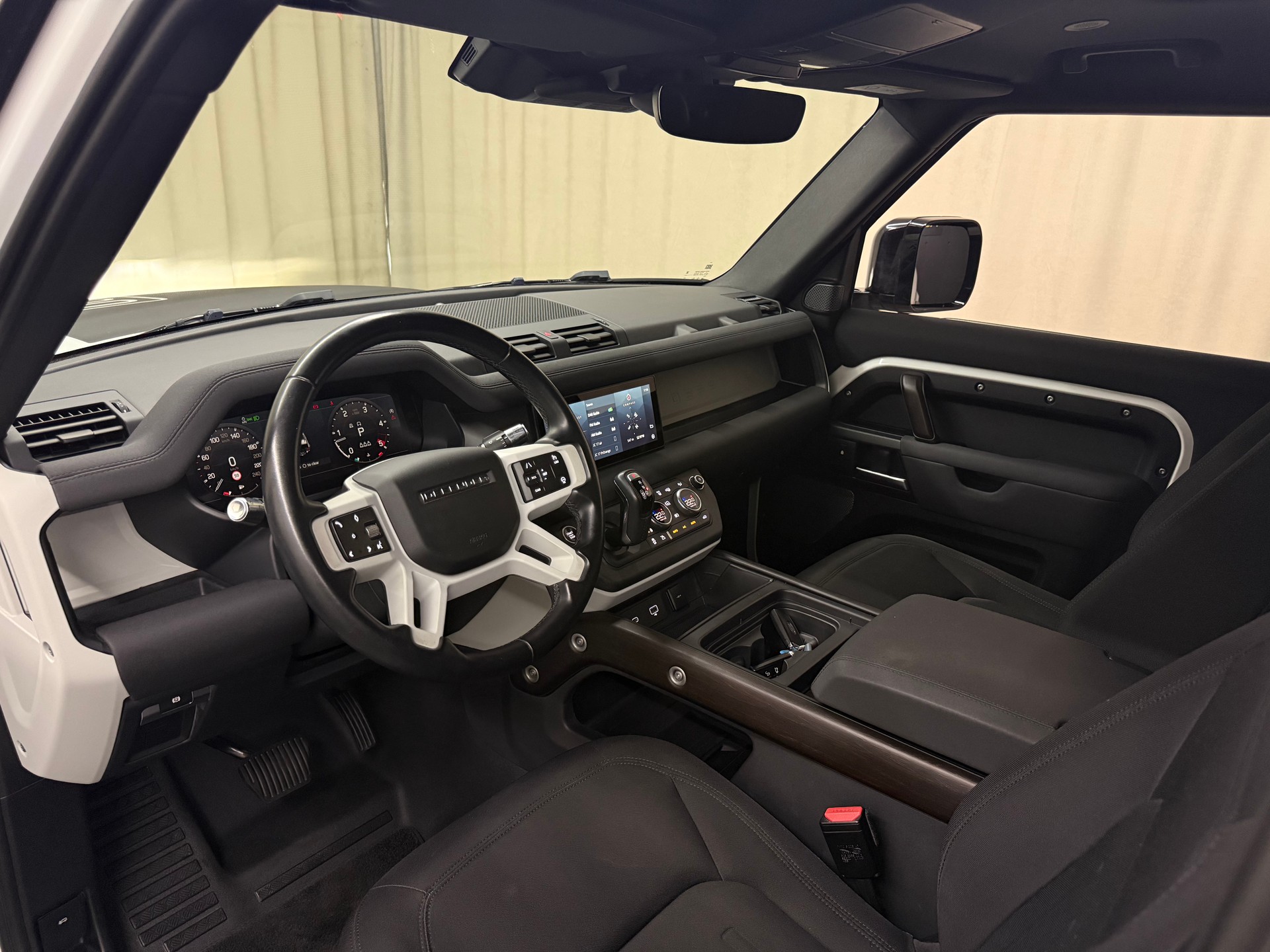 LAND ROVER Defender 90 3.0D I6 250 SE AT8-image-7