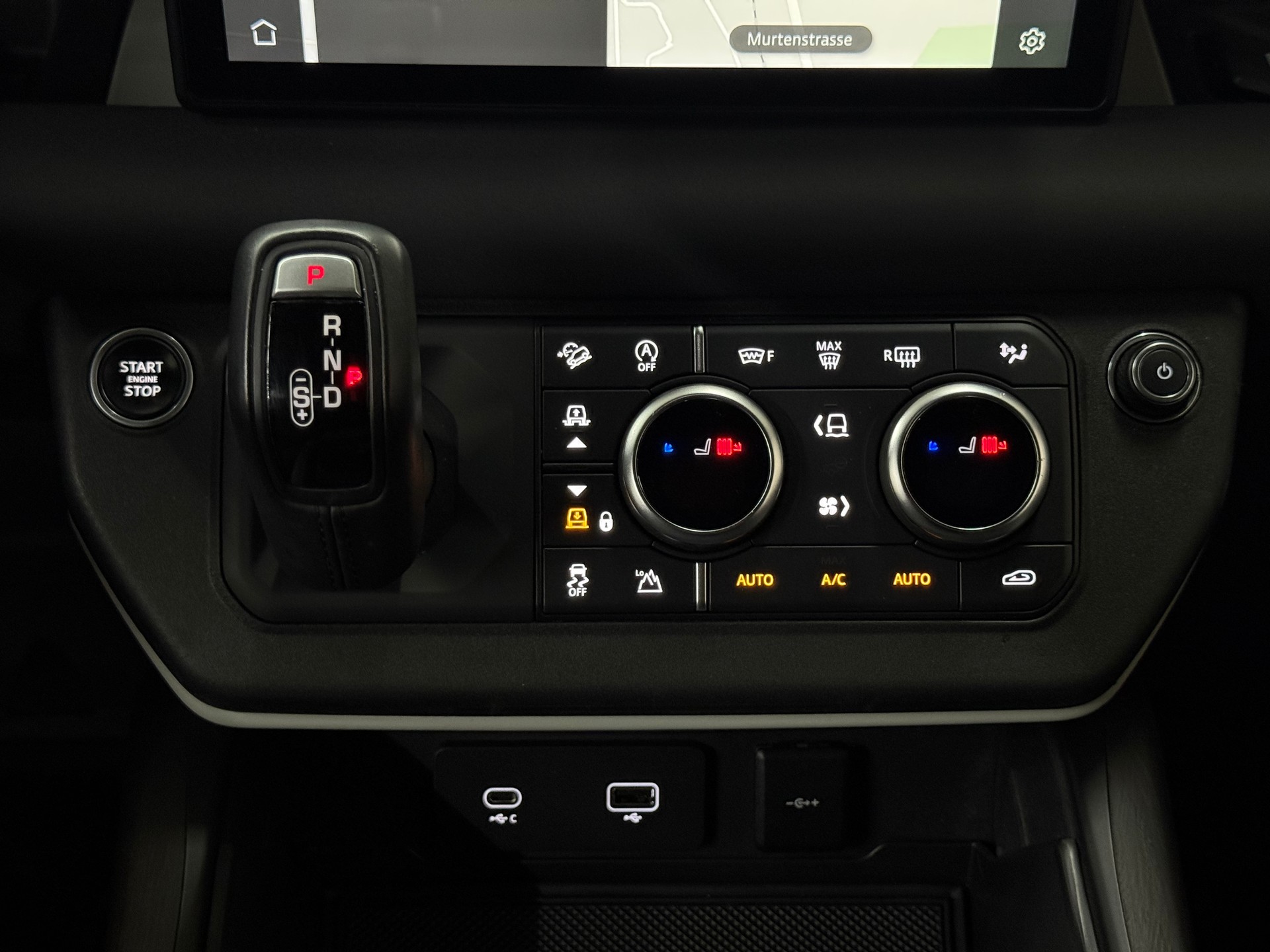 LAND ROVER Defender 90 3.0D I6 250 SE AT8-image-11