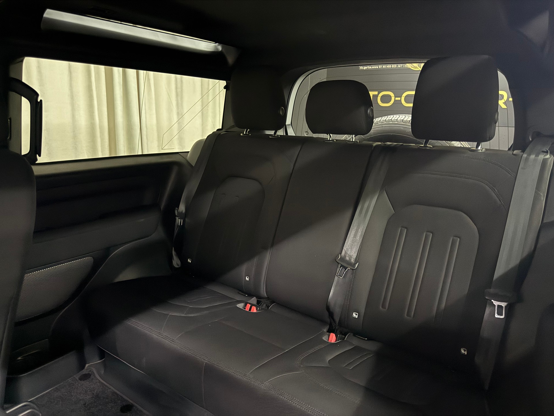 LAND ROVER Defender 90 3.0D I6 250 SE AT8-image-8