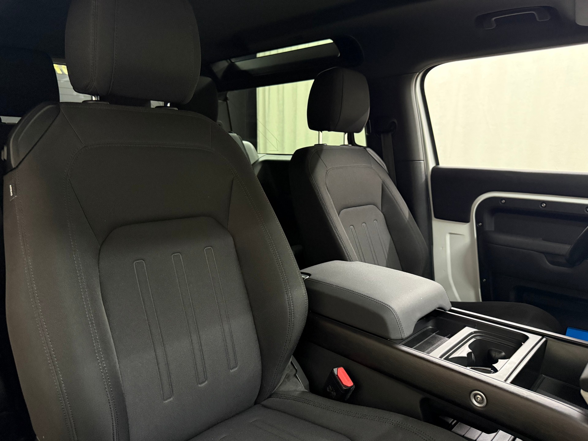 LAND ROVER Defender 90 3.0D I6 250 SE AT8-image-12
