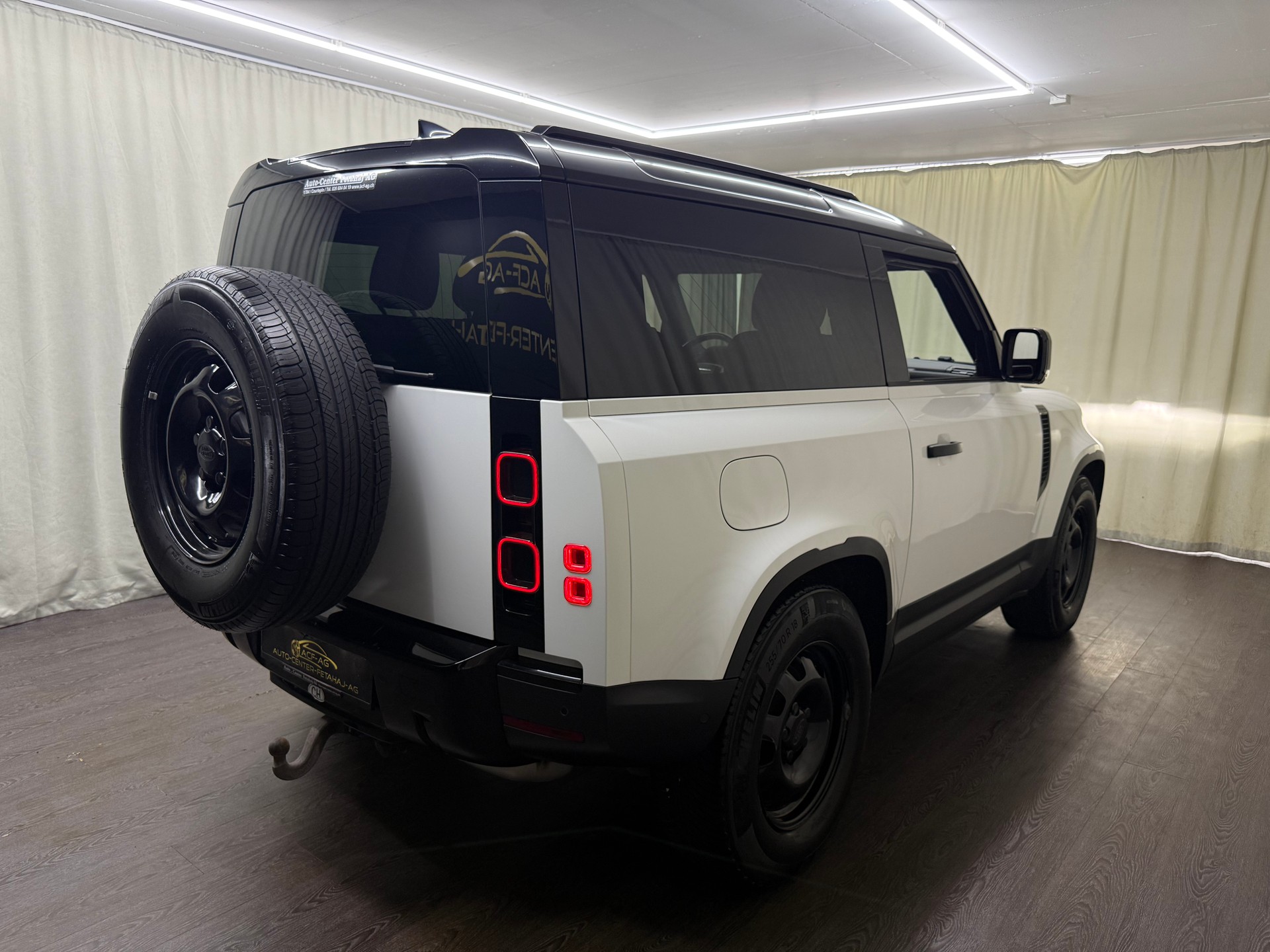 LAND ROVER Defender 90 3.0D I6 250 SE AT8-image-3