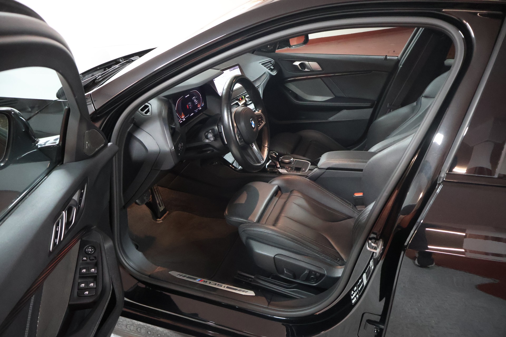 BMW M135i xDrive Steptronic-image-6