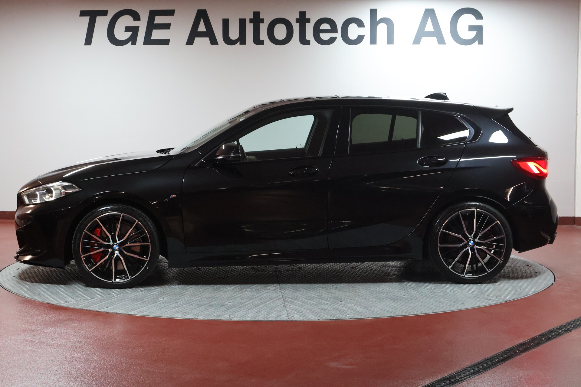 BMW M135i xDrive Steptronic-image-3